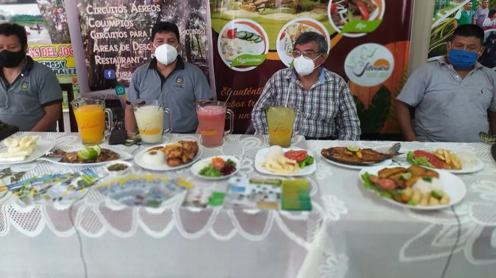 Autoridades y representantes de distintos sectores de Villa Tunari, este jueves. ALCALD&Iacute;A DE VILLA TUNARI