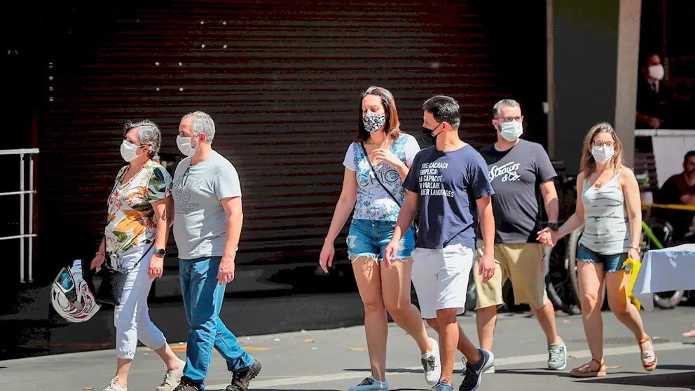 La sociedad brasile&ntilde;a realiza sus actividades cotidianas en medio de la crisis sanitaria. EFE