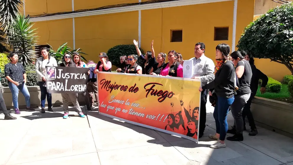 Familiares y miembros del colectivo Mujeres de Fuego piden justicia en el Tribunal Departamental de Justicia (TDJ), en marzo. FOTO- OPINIÓN
