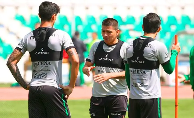 Carlos Saucedo (c) dialoga con sus compa&ntilde;eros durante el entrenamiento de la Verde en el estadio Hernando Siles de La Paz. Prensa FBF