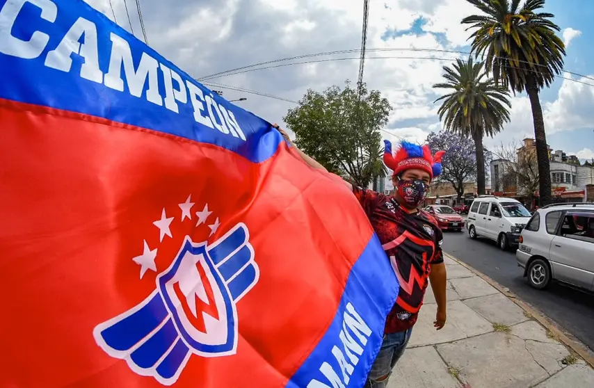 Un hincha muestra su bandera roja y azul cerca del estadio F&eacute;lix Capriles. DICO SOL&Iacute;S