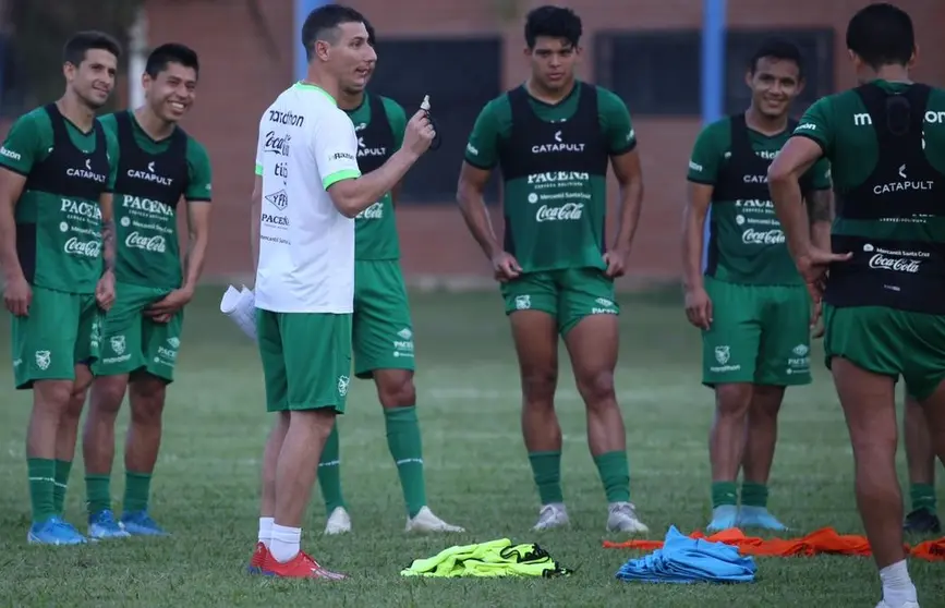 Pablo Escobar da indicaciones durante una pr&aacute;ctica de la Selecci&oacute;n Nacional en La Paz. ARCHIVO Prensa FBF