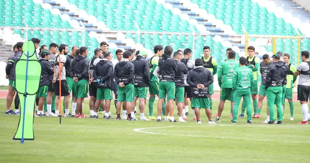 Jugadores de la Selecci&oacute;n Nacional, antes de una pr&aacute;ctica en el estadio Hernando Siles. ARCHIVO-PRENSA FBF