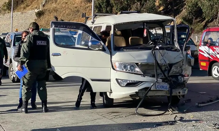 Uno de los veh&iacute;culos impactados en la autopista La Paz-El Alto.  ERBOL.BO