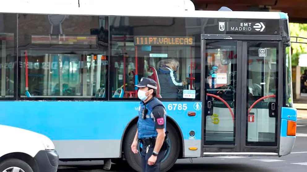Un guardia muncipal en una avenida de Madrid.  EFE