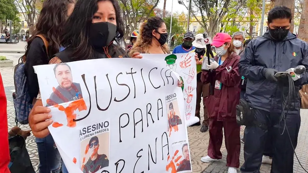 Colectivo Mujeres de Fuego exige justicia por la muerte de Lorena Paredes en la plaza 14 de Septiembre, hace un mes. OPINIÓN