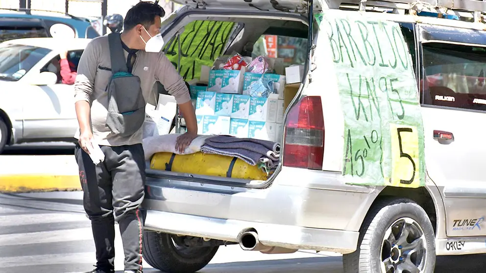 Un vendedor ambulante ofrece barbijos en la calles. DICO SOLÍS