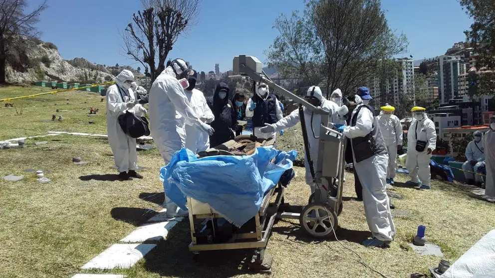 Los restos de Jorge Clavijo tras su exhumaci&oacute;n, en el cementerio Celestial de La Paz. Peter Luna S.
