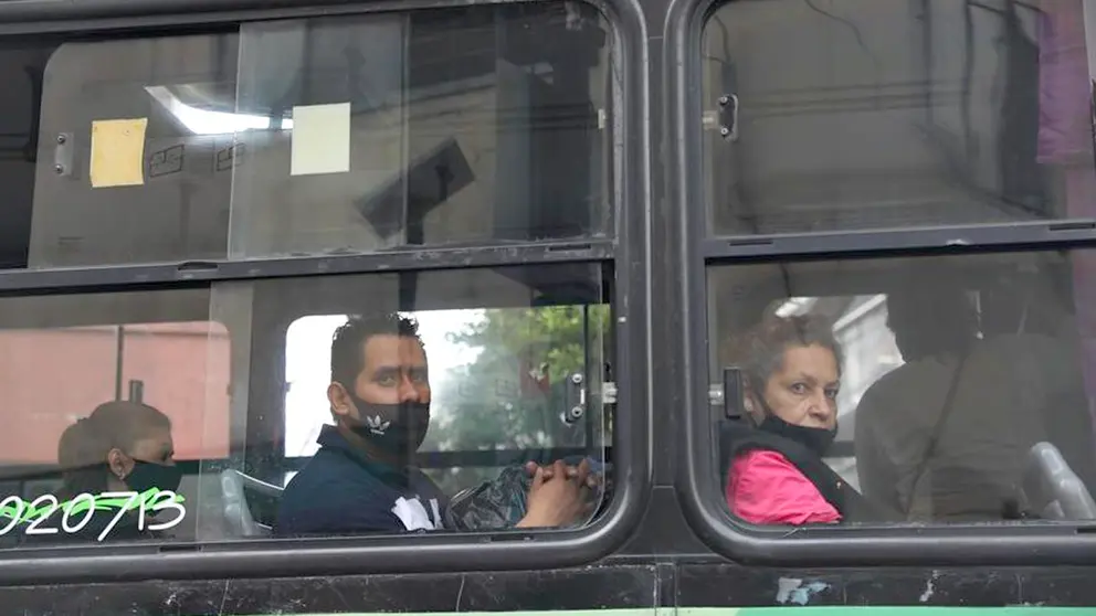 Personas usan cubrebocas en un autobús en Ciudad de México. EFE