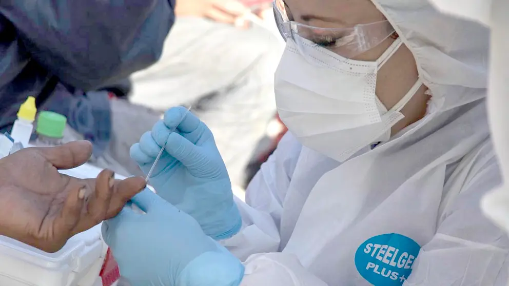 Una profesional en salud toma una muestra de sangre. APG