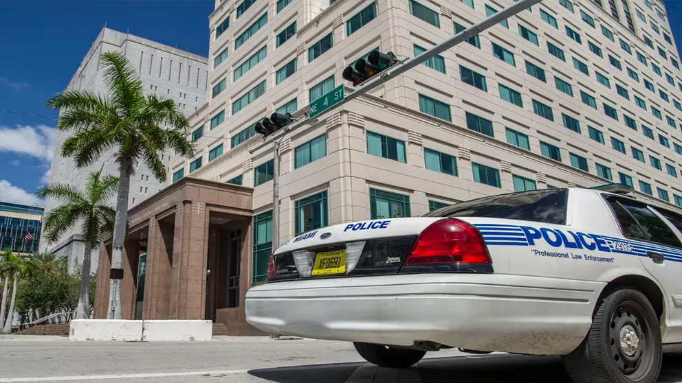Un coche patrulla de la polic&iacute;a pasa delante del edificio James L King de la corte federal de Justicia en Miami, Florida. EFE