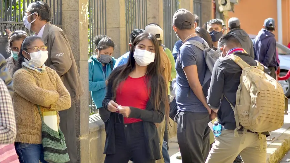 Un grupo de jóvenes en el centro de la ciudad de Cochabamba. DICO SOLÍS