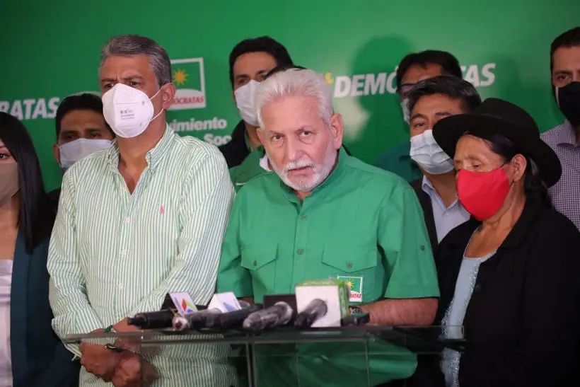 El gobernador de Santa Cruz, Rub&eacute;n Costas,lee los resultados del encuentor.  ERBOL