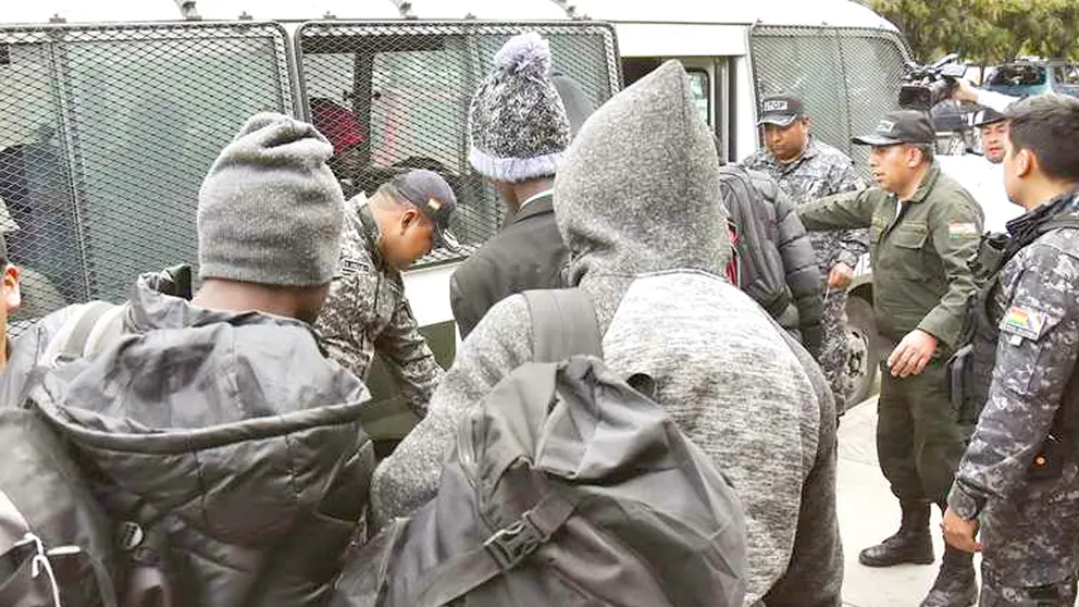 Imagen referencial de haitianos que ingresaron irregularmente a territorio boliviano son detenidos. ARCHIVO