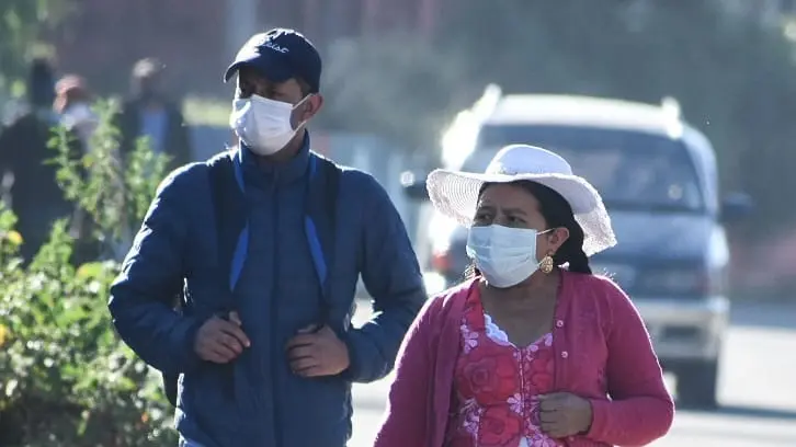Personas utilizan el barbijo como medida de protecci&oacute;n. DICO SOLIS
