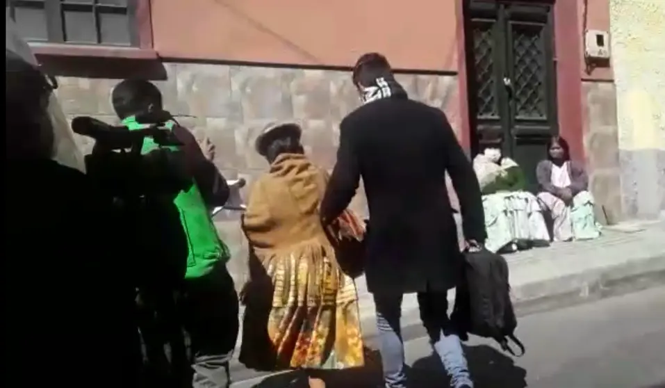 La exvocal del TSE Mar&iacute;a Eugenia Choque sale de instalaciones de la Fuerza Especial de Lucha Contra la Crimen. CAPTURA DE PANTALLA