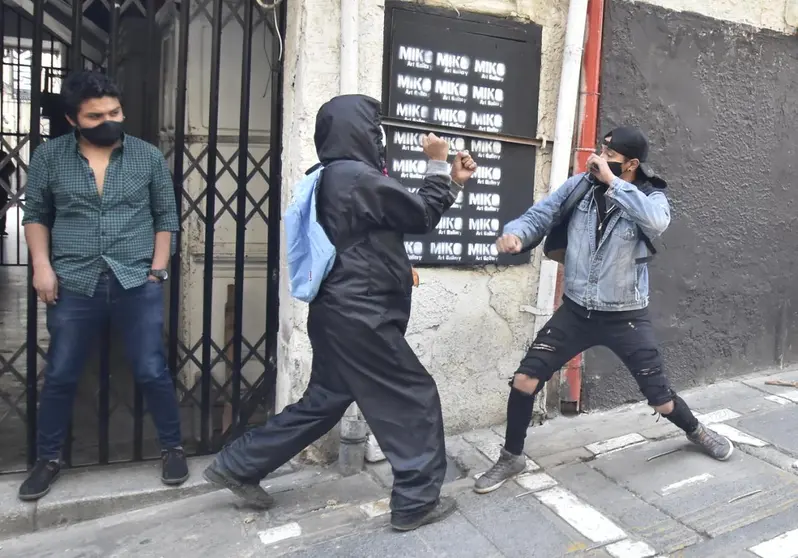 Dos personas se enfrentan a pu&ntilde;os en La Paz. APG