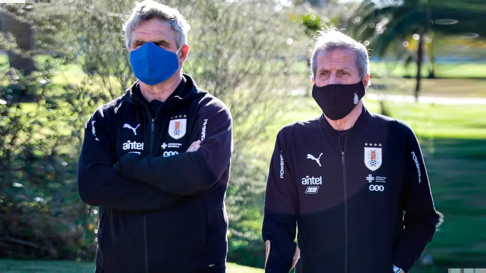 El entrenador de la selección uruguaya de fútbol, Oscar Washington Tabárez (d), junto al ayudante técnico, Celso Otero. EFE 