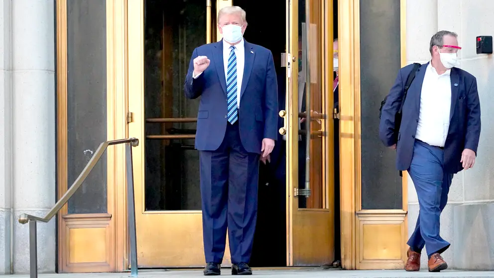 El presidente de Estados Unidos, Donald J. Trump, sale del hospital milital Walter Reed en Bethesda, Maryland (EE.UU.). EFE