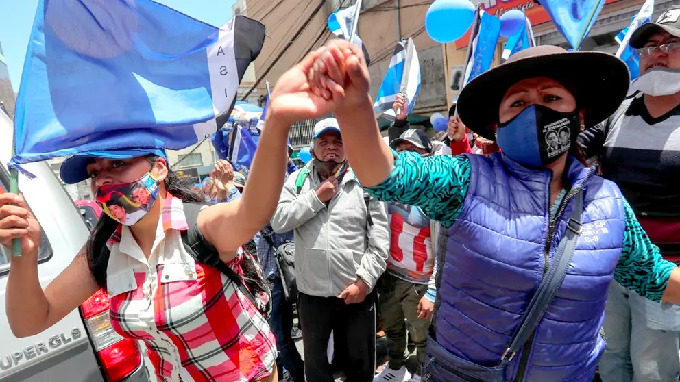 Simpatizantes del MAS celebran decisión de la Justicia en la calle. EFE
