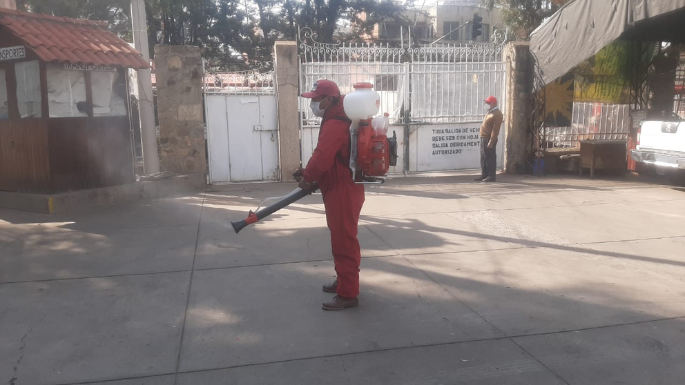 Personal t&eacute;cnico del SEDES con un equipo motobomba para desinfecci&oacute;n contra la COVID-19. SEDES