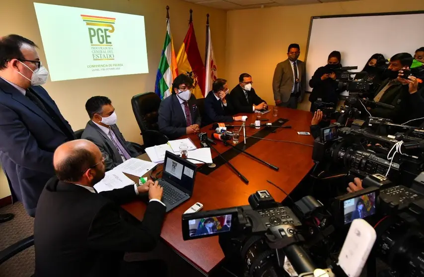 El procurador del Estado Alberto Morales (centro sentado) en conferencia de prensa en La Paz. EFE