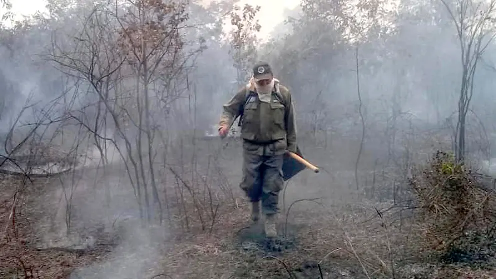 Un voluntario en medio del humo del fuego en la Chiquitanía. GEOS