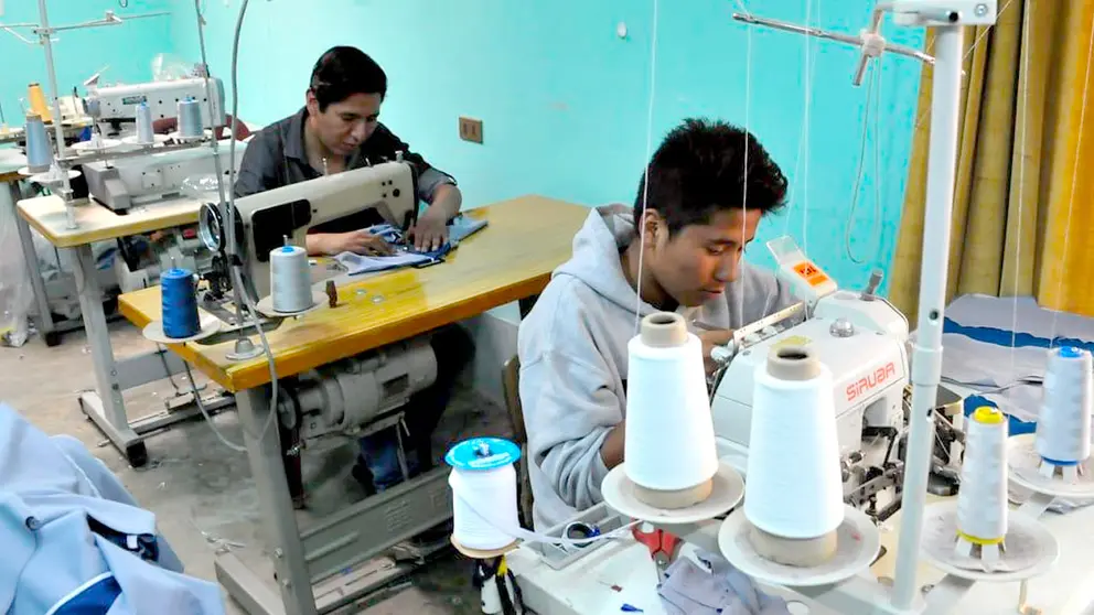 Imagen referencial de bolivianos emprendedores. Noé Portugal