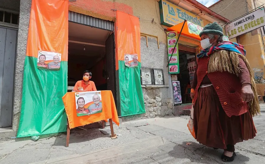Una mujer pasa frente a una casa de campa&ntilde;a de la alianza electoral Comunidad Ciudadana, el 7 de octubre de 2020, en La Paz. EFE