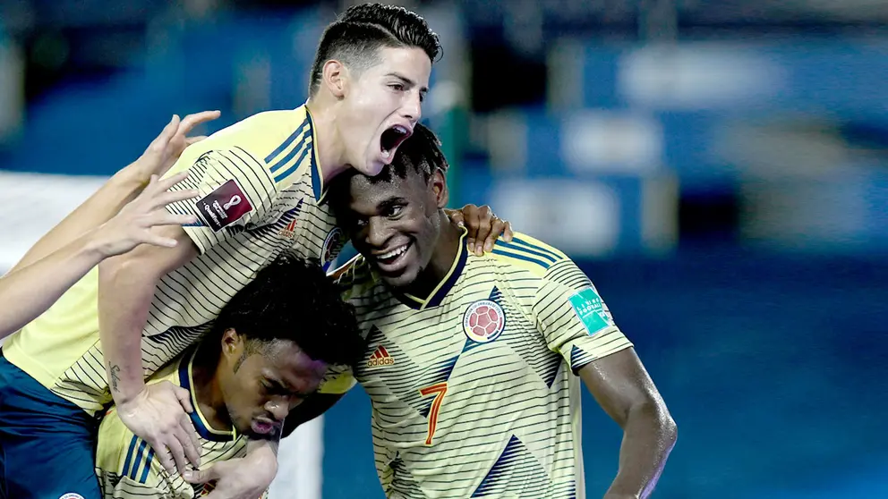 El jugador Duvan Zapata (d) de Colombia celebra un gol con Juan Cuadrado (c) y James Rodríguez. EFE