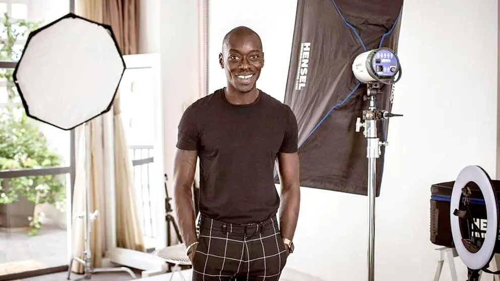 Retrato del fotógrafo senegalés Omar Victor Diop, de 40 años, en su estudio en Dakar (Senegal). EFE