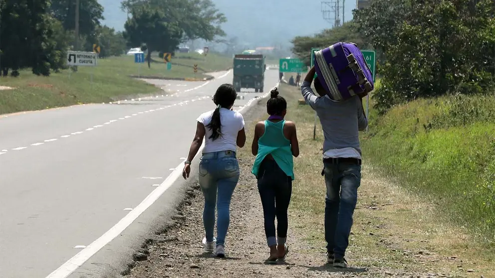 Ciudadanos venezolanos cruzando frontera colombiana a pie. EFE