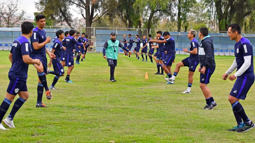 El preparador físico Alan Caballero (c) dirige las prácticas físicas del Equipo del Pueblo. CLUB AURORA