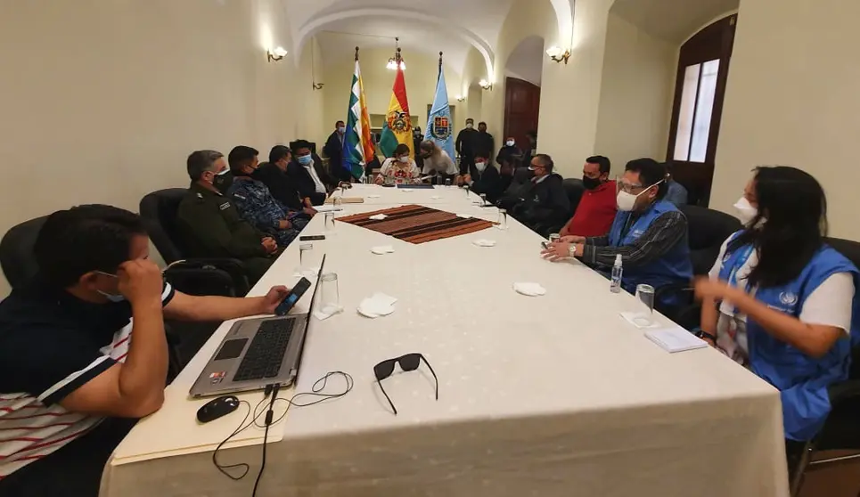 Personeros de la Gobernaci&oacute;n, reunidos con sectores de la sociedad, esta tarde. Gentileza