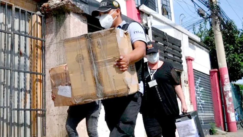 La Fiscalía secuestra documentación y una computadora de la FBF de Cochabamba, tras el allanamiento.  NOÉ PORTUGAL