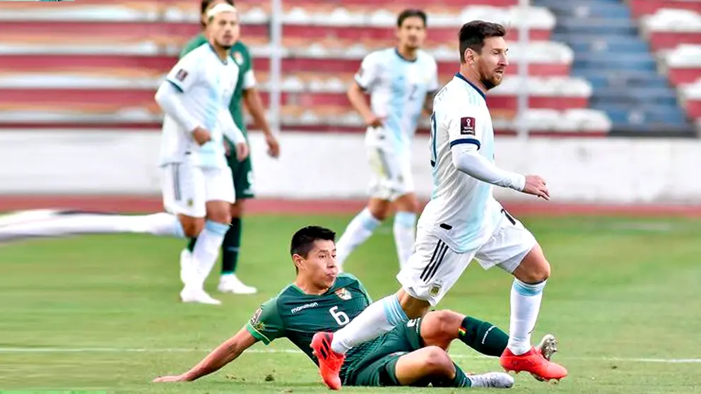 Una jugada del partido que Bolivia perdió 1-2 frente a Argentina en el Hernando Siles. EFE