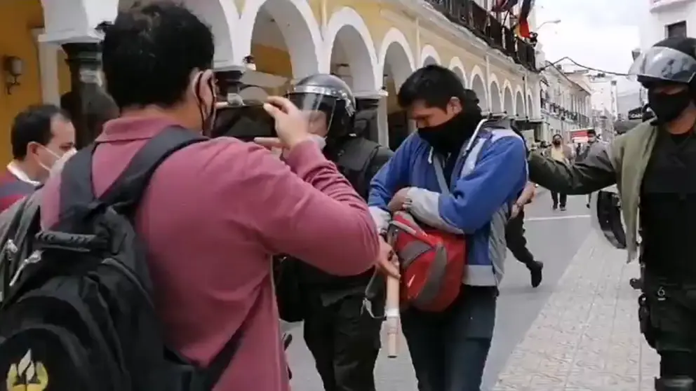 Momento en que una persona es aprehendida en conflictos en la plaza principal. Captura