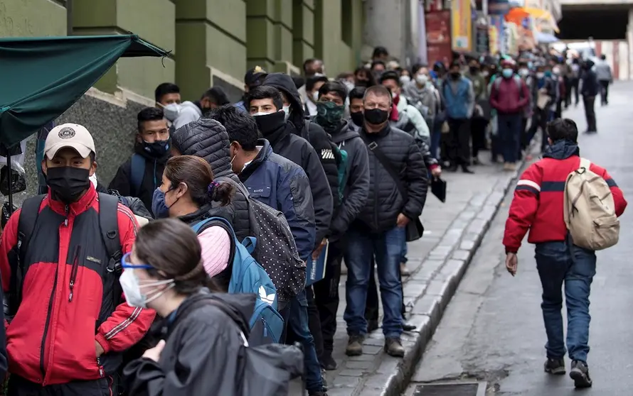 Ciudadanos bolivianos hacen fila para sacar pasaporte por si hay conflictos postelectorales. EFE