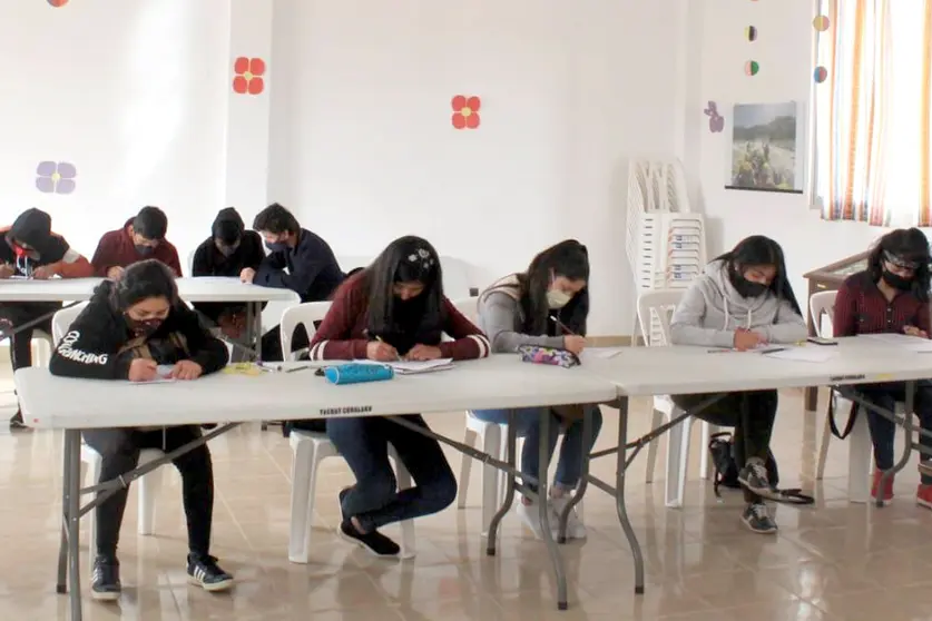 Estudiantes de secundaria de Tutimayu, en Sacaba, pasando clases técnicas. CortesÍa Yachay Chhalaku