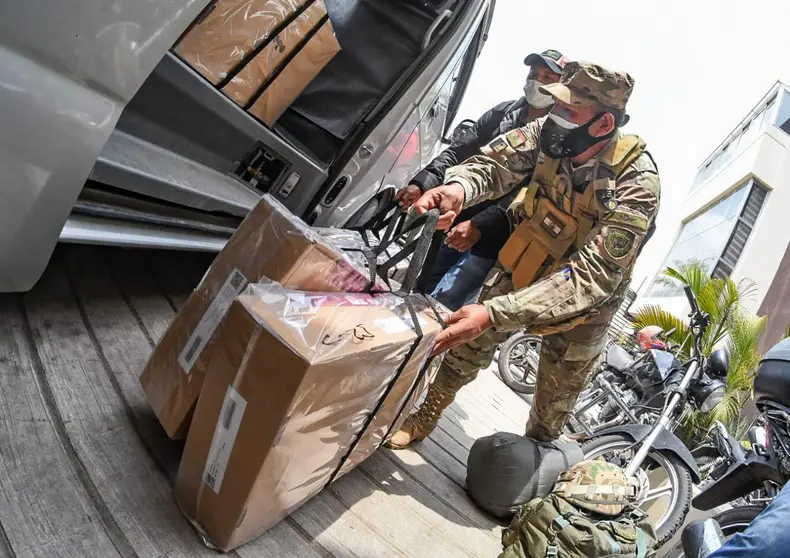 Maletas electorales son subidas a veh&iacute;culos que trasladar&aacute;n hasta las regiones de Cochabamba. DICO SOL&Iacute;S