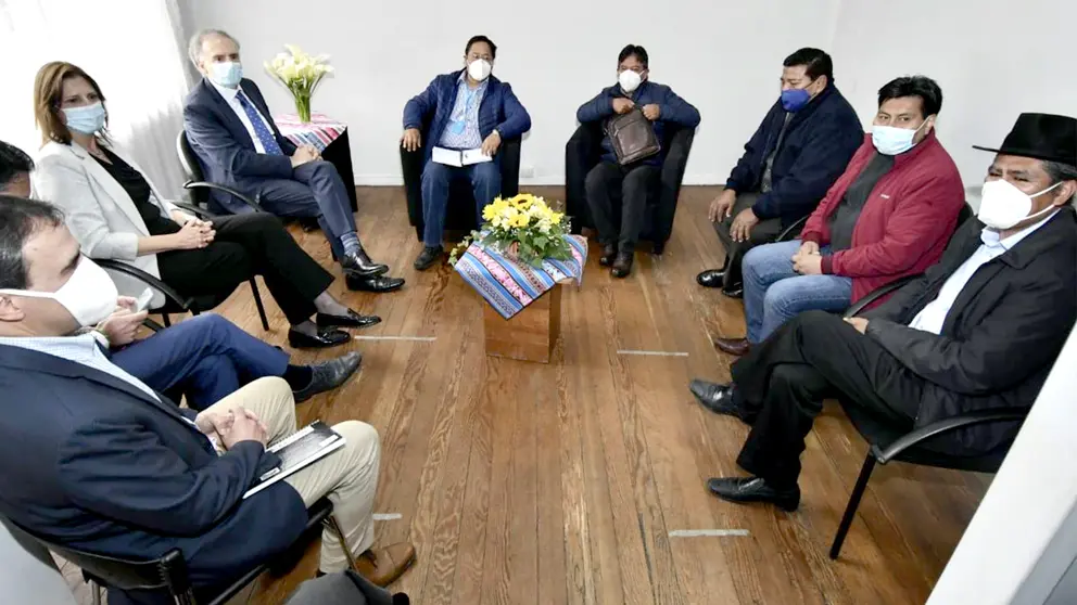 Los observadores en una reunión a su llegada a Bolivia. APG