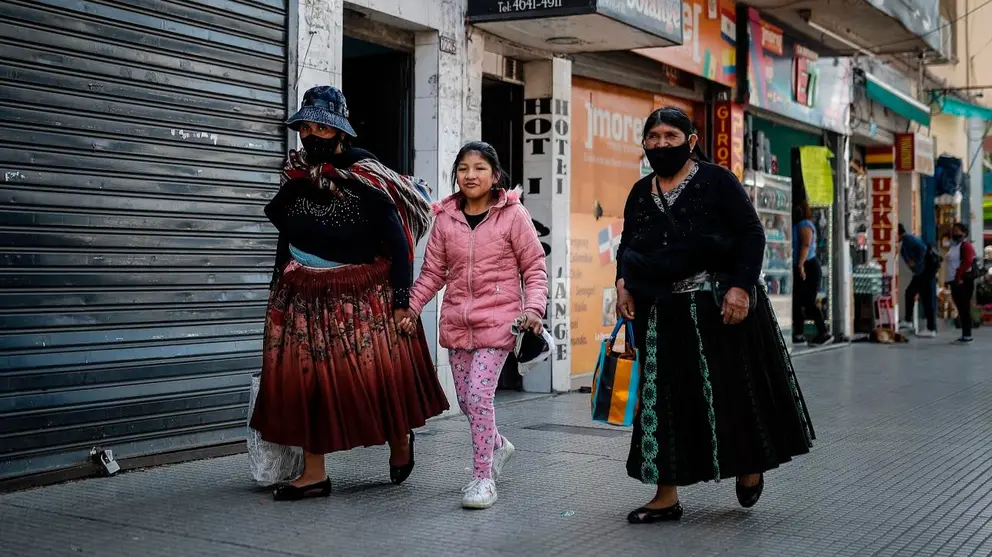 ACOMPA&Ntilde;A CR&Oacute;NICA***AME1454. BUENOS AIRES (ARGENTINA), 15/10/2020.- Personas caminan en el barrio de Liniers, uno de los lugares mas transitados por la comunidad boliviana, el 14 de octubre de 2020 en Buenos Aires (Argentina). Bolivia acudir&aacute; el pr&oacute;ximo domingo a las urnas para elegir a su presidente, en unos comicios que se vivir&aacute;n intensamente en Argentina, pa&iacute;s con la mayor comunidad boliviana en el exterior, donde seg&uacute;n los datos oficiales un total de 142.568 bolivianos est&aacute;n registrados para ejercer su voto. Las restricciones a la movilidad para frenar la pandemia de coronavirus, que en Argentina superan ya los siete meses, har&aacute;n de esta una votaci&oacute;n at&iacute;pica, sin actos de campa&ntilde;a y en la que los votantes deber&aacute;n acudir a su respectivo colegio electoral en una franja horaria determinada, seg&uacute;n su n&uacute;mero de documento, y deber&aacute;n tramitar previamente un permiso especial de circulaci&oacute;n. EFE/Juan Ignacio Roncoroni