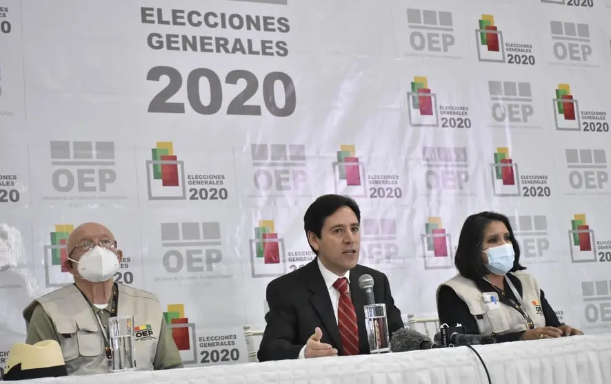 Salvador Romero y los vocales del Tribunal Supremo Electoral dan informe de media jornada. APG
