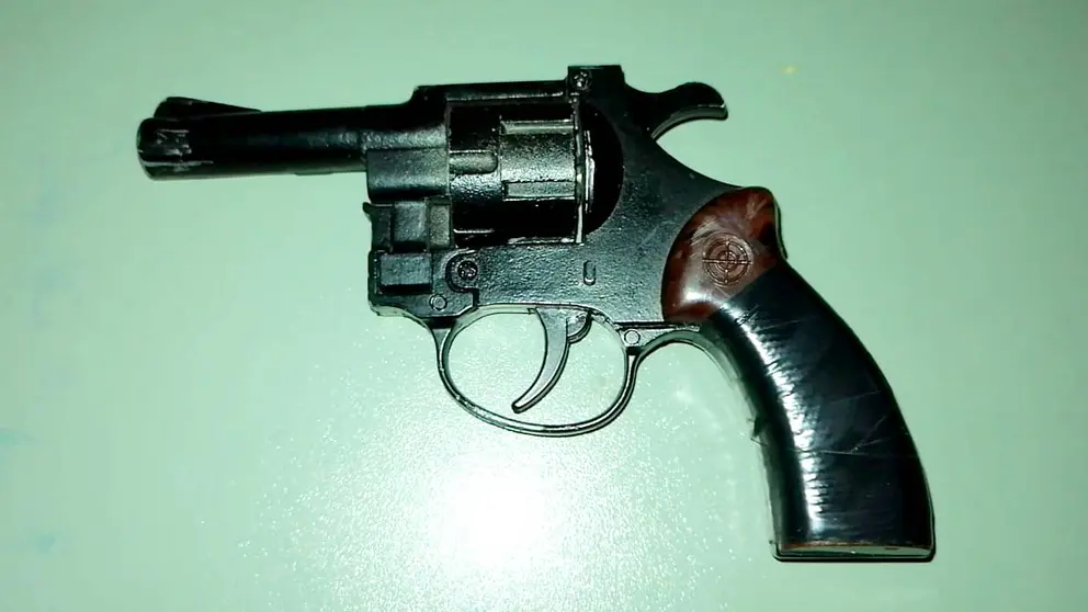  El arma de fuego que portaba el aprehendido. FELCC