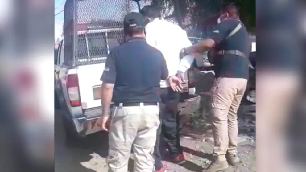 El hombre acusado de violencia doméstica es conducido a celdas policiales.  FELCV 