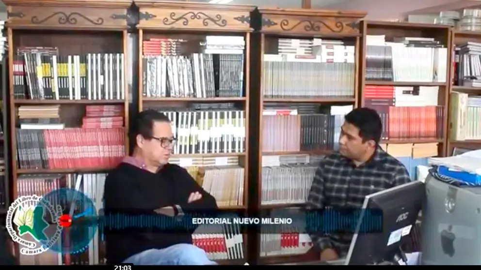 El editor y director de la editorial Nuevo Milienio, Marcelo Paz Soldán (i), en una de las cápsulas difundidas como parte de la FIC Virtual.         FUENTE- CAPTURA DE PANTALLA