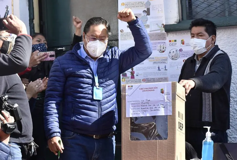 El ganador de las elecciones en Bolivia el momento en que emiti&oacute; su voto, en La Paz, el 18 de octubre. EFE