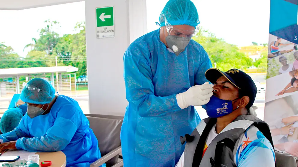 La Organización Mundial de la Salud (OMS) informó este viernes que se marcó un nuevo récord de casos diarios, 445.000, a nivel global con un fuerte aumento de los contagios en Europa. EFE