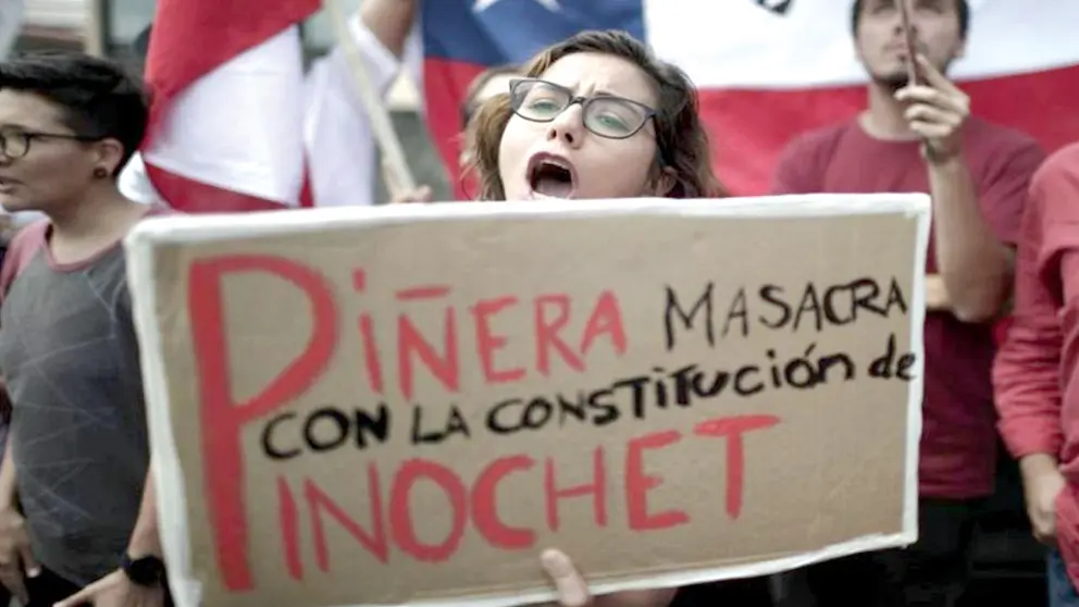 Una ciudadana chilena, durante las protestas de octubre de 2019.		       EFE