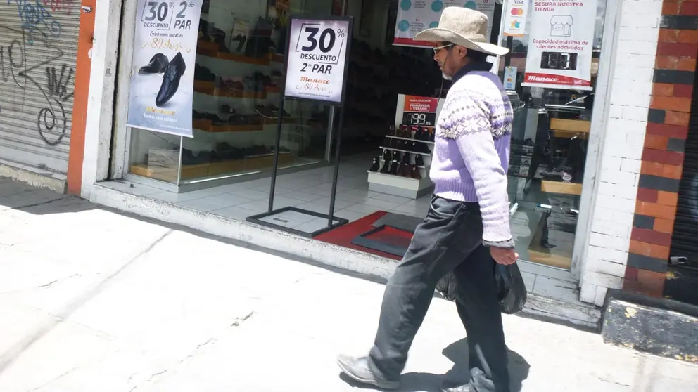 Un hombre circula sin medidas de bioseguridad en el prado paceño.     Peter Luna S.
